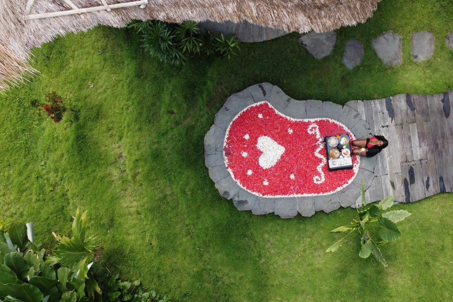 Wanderlust fødselsdagsfoto og -video med drone og redigering