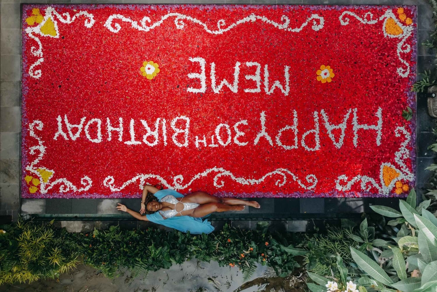 Wanderlust fødselsdagsfoto og -video med drone og redigering