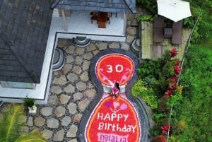 Wanderlust fødselsdagsfoto og -video med drone og redigering