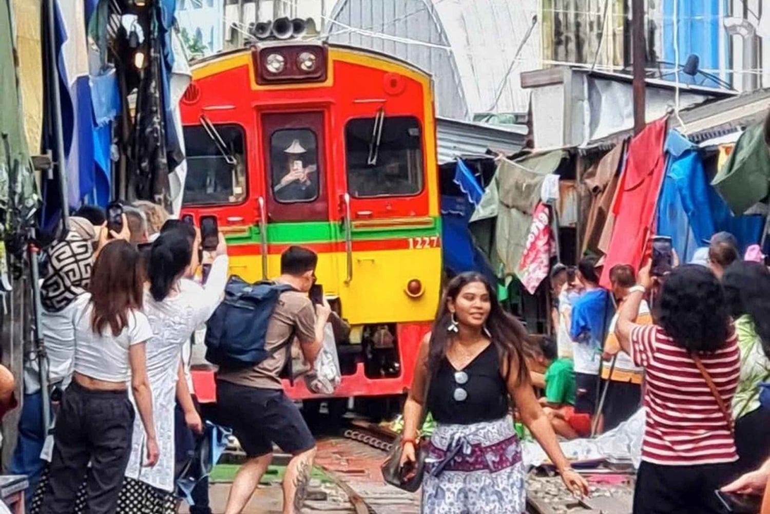El increíble mercado ferroviario de Maeklong [solo viernes, sábados y domingos]