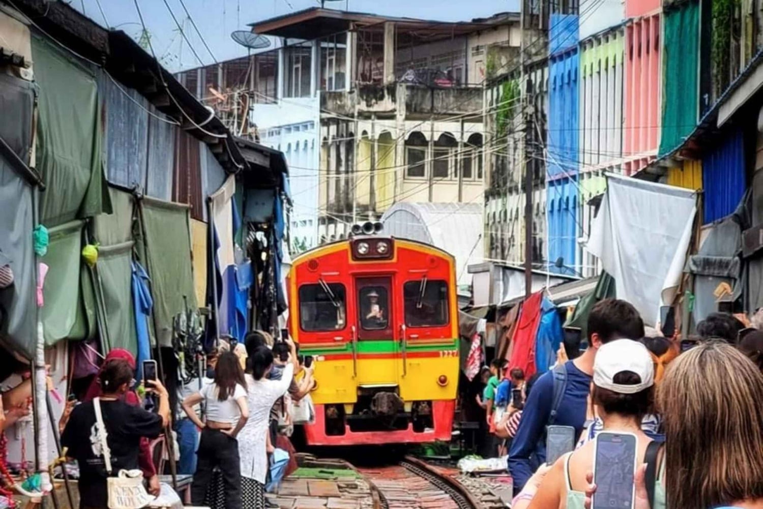 El increíble mercado ferroviario de Maeklong [solo viernes, sábados y domingos]