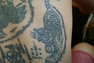 Bangkok: Tatuaggio thailandese Sak Yant al Wat Bang Phra