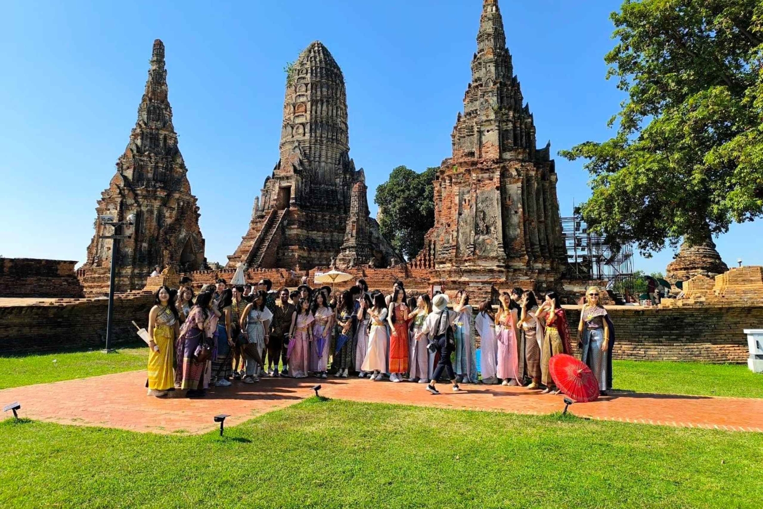 Ayutthayan päiväretki: muinaisen kauppareitin temppelit ja jokiristeily