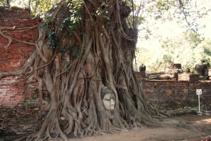 Ayutthayan päiväretki: muinaisen kauppareitin temppelit ja jokiristeily