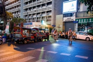Bangkok: 4-Hour Night Bike Tour with Wat Arun & Wat Pho