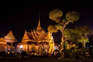 Bangkok: 4-Hour Night Bike Tour with Wat Arun & Wat Pho