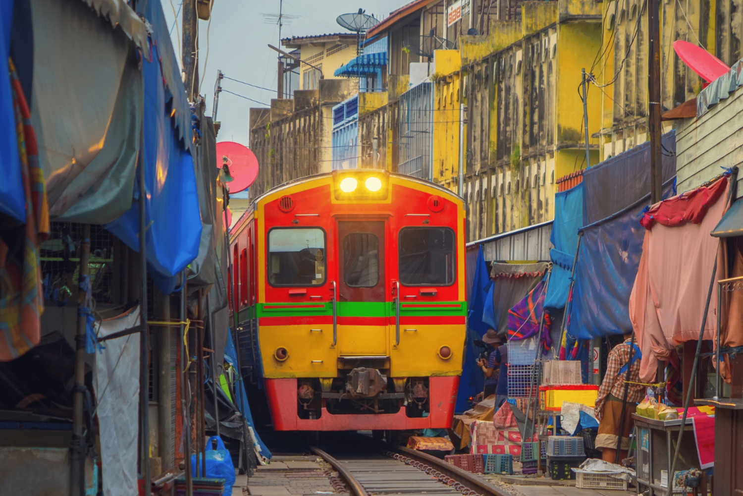 Bangkok : visite privée d'une journée aux marchés flottants et ferroviaires d'Amphawa