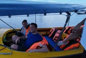 Bangkok: Amphawan kelluvat markkinat, junamarkkinat ja tulikärpästen venekierros