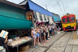 Bangkok: Amphawan kelluvat markkinat, junamarkkinat ja tulikärpästen venekierros