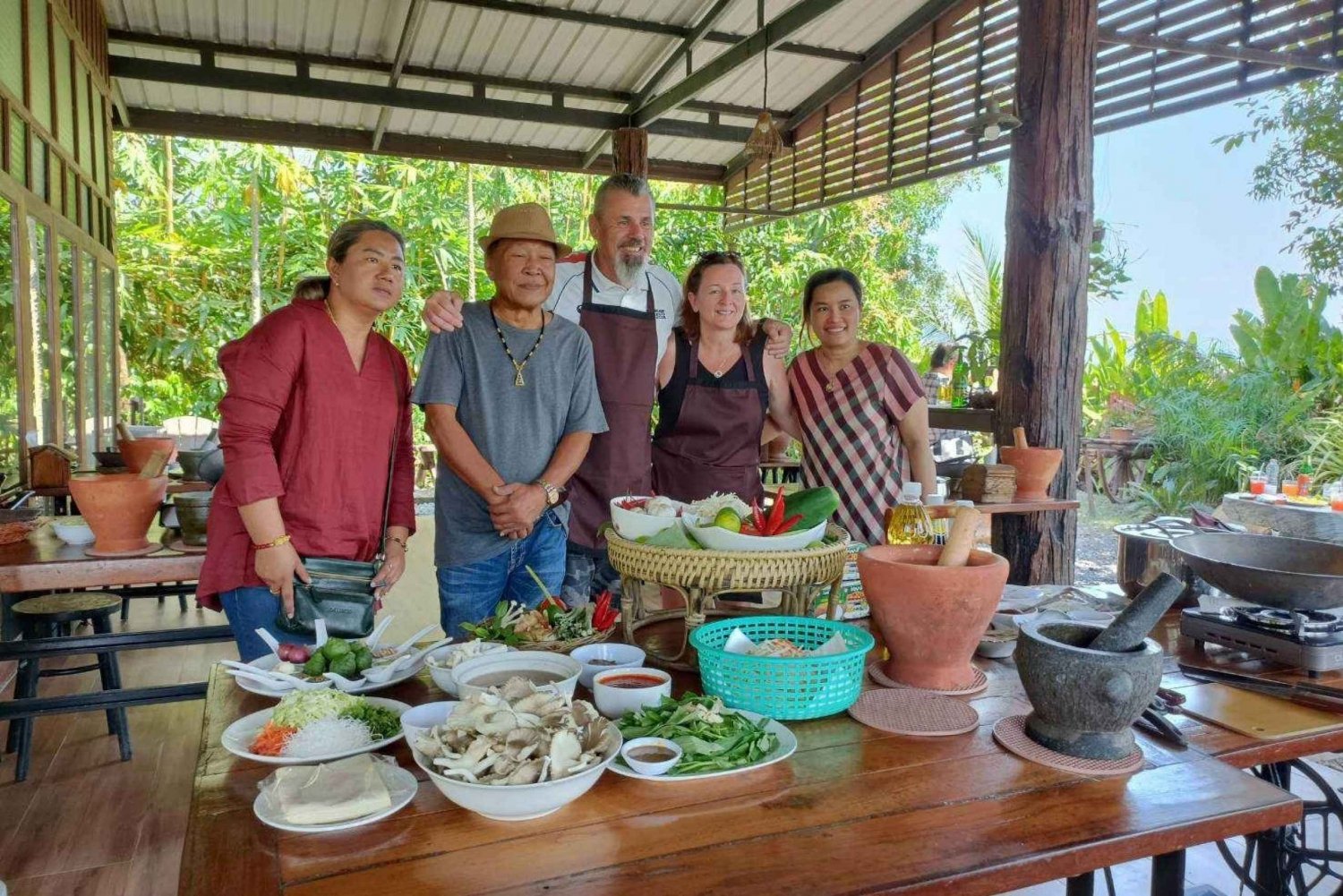 Bangkokissa: Bangkok: Aito thaimaalainen ruoanlaittoluokka ja paikallinen elämäntapa