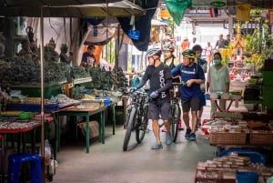 Bangkok: Backstreets and Historic Temples Bike Tour