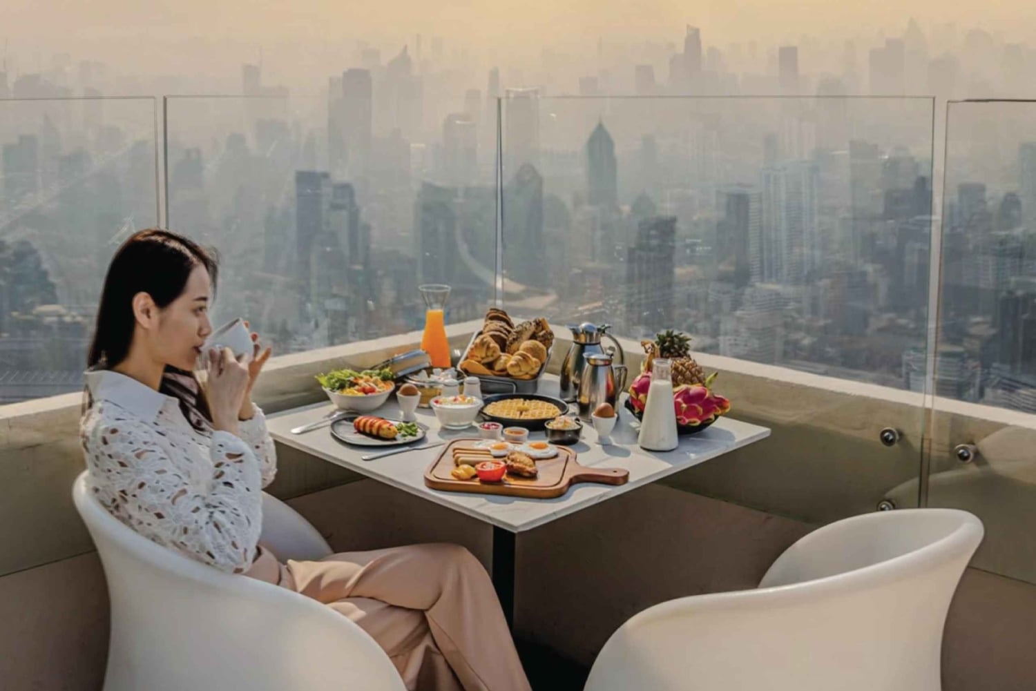 Banguecoque: pequeno-almoço buffet no Baiyoke Sky, na varanda do 81.º andar