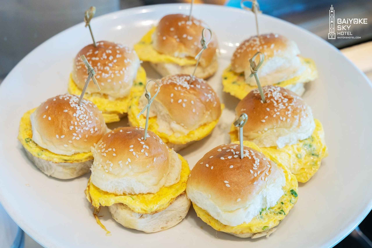 Banguecoque: pequeno-almoço buffet no Baiyoke Sky, na varanda do 81.º andar