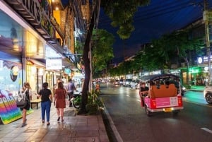 Bangkok: Banthat Thong Road Food Tour with Rooftop Drink
