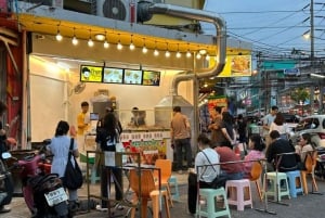Bangkok: Banthat Thong Road Food Tour with Rooftop Drink