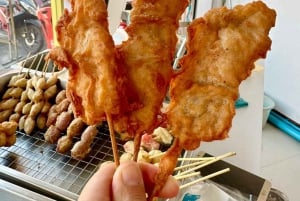 Bangkok: Banthat Thong Road Food Tour with Rooftop Drink