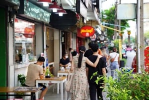 Bangkok: Banthat Thong Road Food Tour with Rooftop Drink