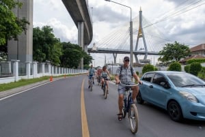 Bangkok Beyond the City Bike Tour paikallisen välipalan kanssa