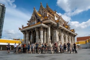 Bangkok Beyond the City Bike Tour paikallisen välipalan kanssa