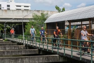 Bangkok Beyond the City Bike Tour paikallisen välipalan kanssa