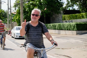 Bangkok Beyond the City Bike Tour paikallisen välipalan kanssa