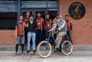 Tour in bicicletta di Bangkok oltre la città con spuntino locale