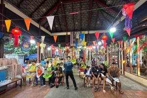 Bangkok: Bite-Sized Food Tour at Floating Market