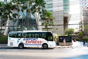 Bangkokissa: Bangkok: Bussikuljetus Suvarnabhumin lentokentältä/-lentokentälle.