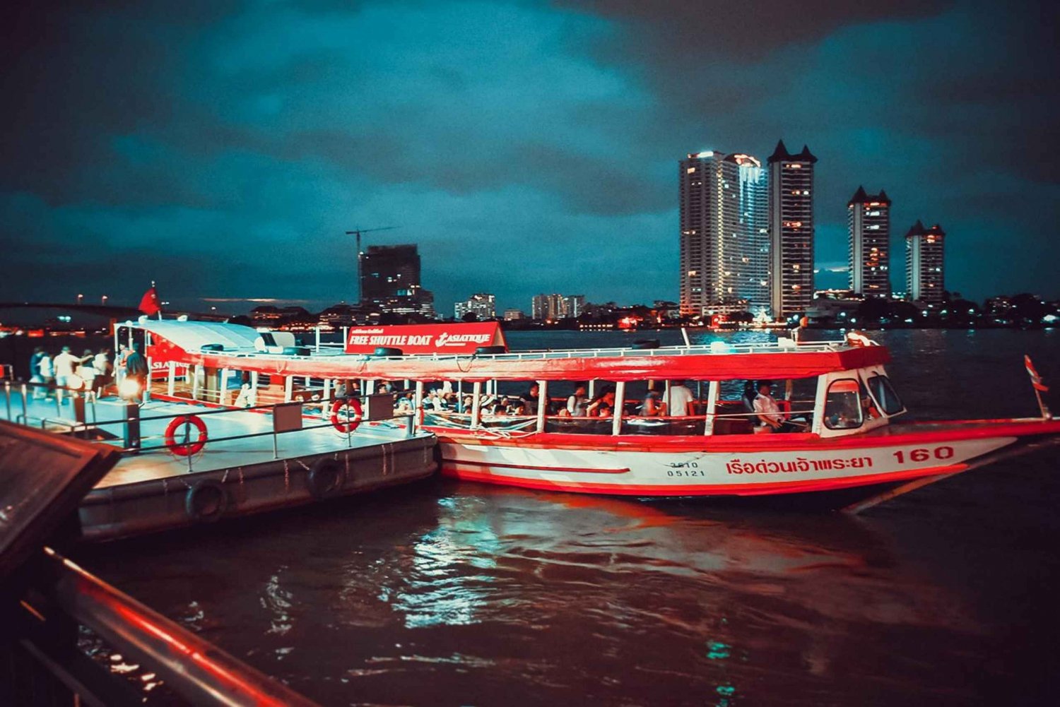 Bangkokissa: Calypso Cabaret & Dinner Cruise ja hotellin kuljetus.