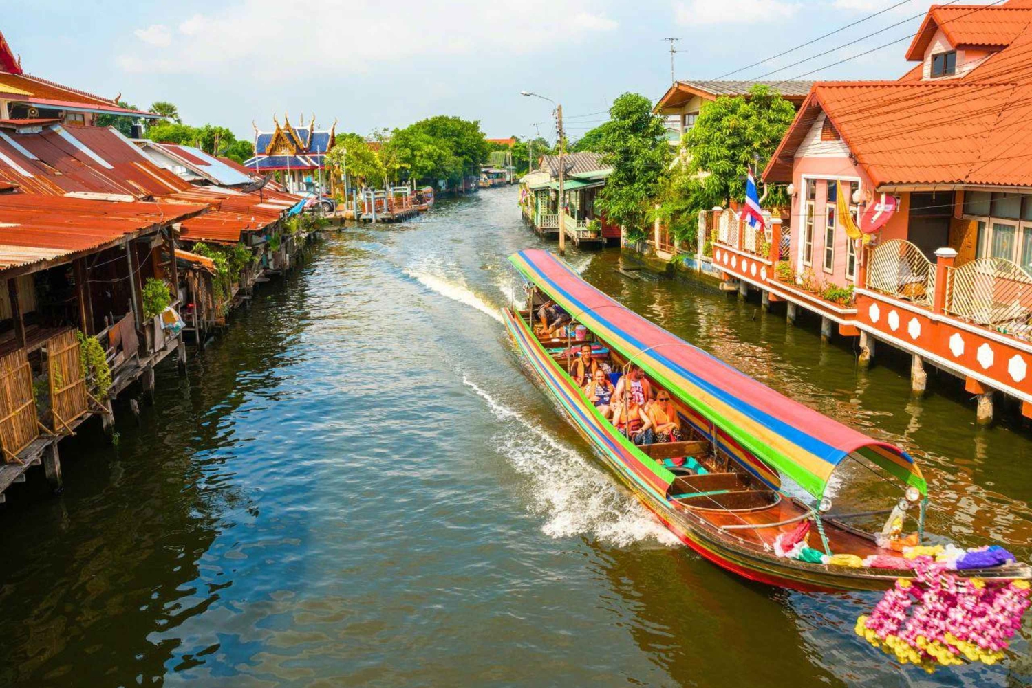 Bangkokissa: Chao Phraya pitkähäntäveneellä.