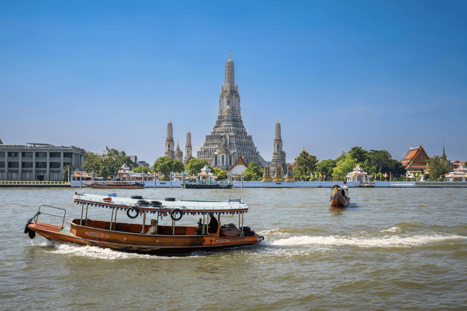 Bangkokissa: Chao Phraya pitkähäntäveneellä.