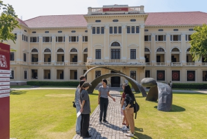 Bangkokissa: Chao Phraya pitkähäntäveneellä.