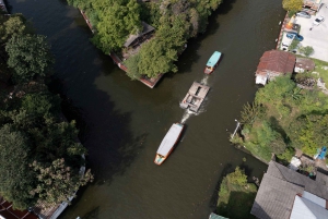 Bangkokissa: Chao Phraya pitkähäntäveneellä.