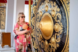 Bangkokissa: Chao Phraya pitkähäntäveneellä.