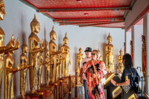 Bangkokissa: Chao Phraya pitkähäntäveneellä.