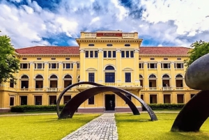 Bangkokissa: Chao Phraya pitkähäntäveneellä.