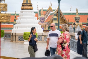 Bangkokissa: Chao Phraya pitkähäntäveneellä.