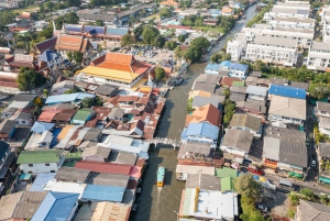 Bangkokissa: Chao Phraya pitkähäntäveneellä.