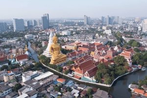 Bangkokissa: Chao Phraya pitkähäntäveneellä.