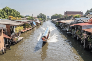 Bangkokissa: Chao Phraya pitkähäntäveneellä.