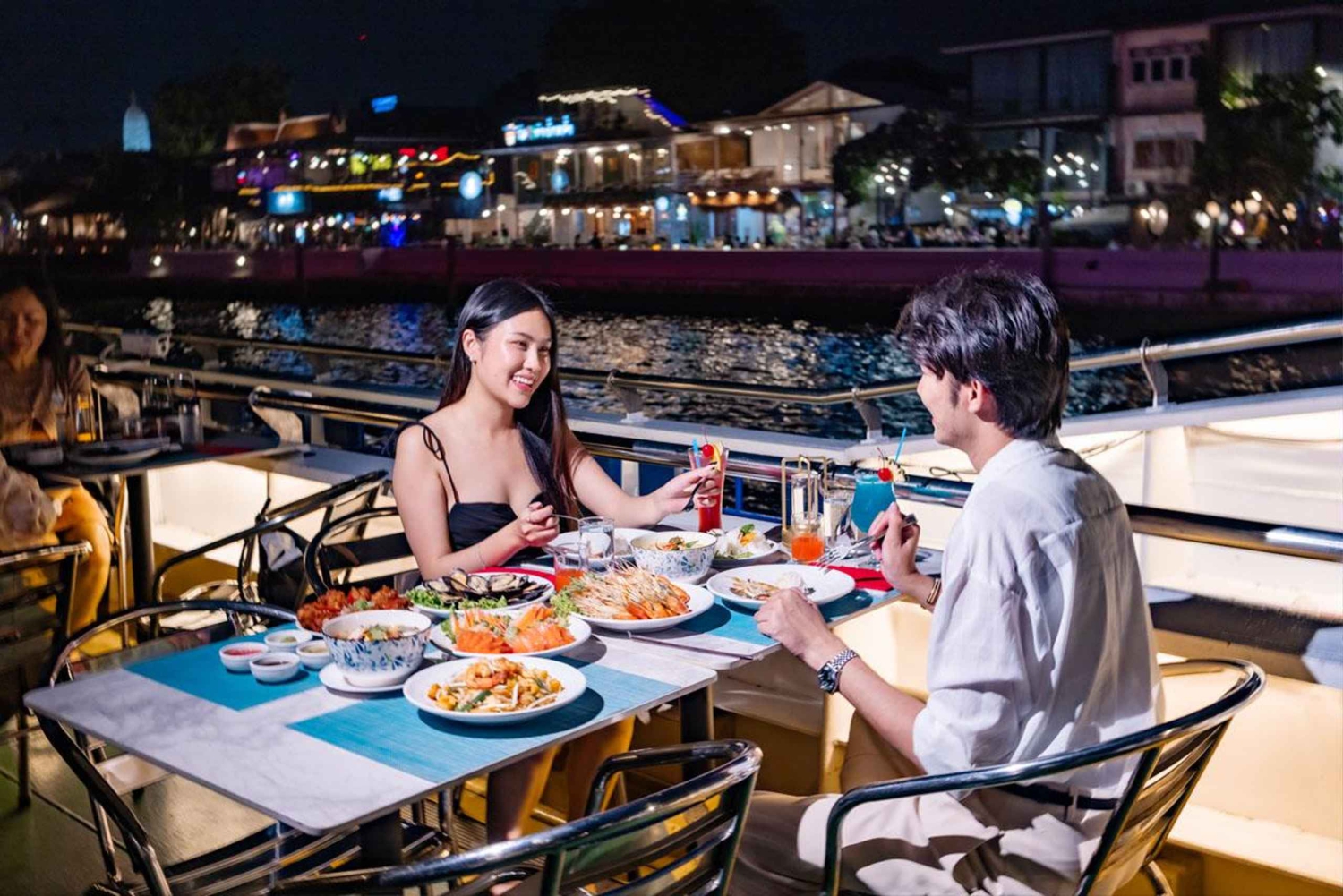 Бангкок: Карнавальная прогулка с ужином, пивом и «шведским столом»