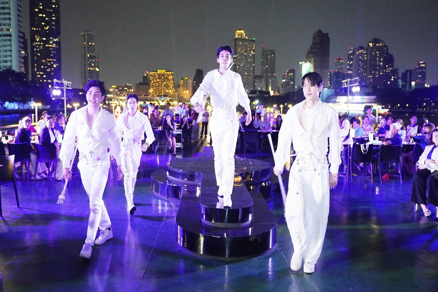 Бангкок: Карнавальная прогулка с ужином, пивом и «шведским столом»