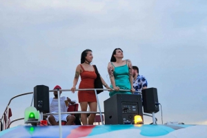 Bangkok: Crucero en barco por el Chao Phraya con bebidas ilimitadas