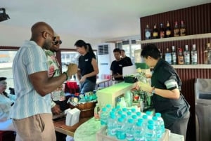 Bangkok: Crucero en barco por el Chao Phraya con bebidas ilimitadas
