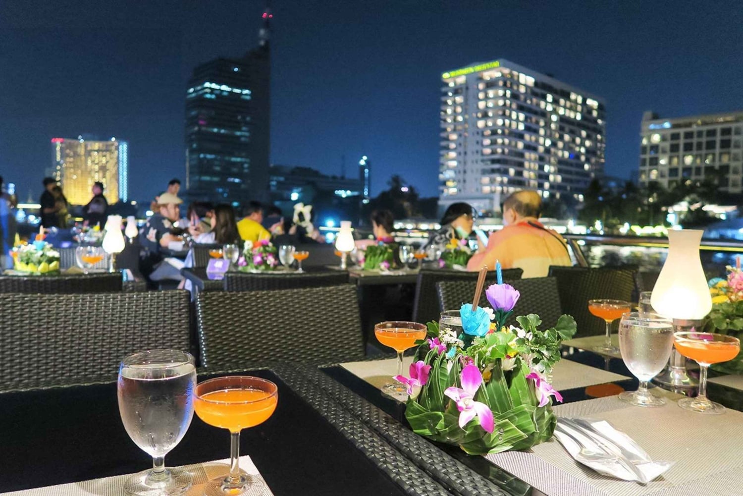 Bangkok: crociera sul Chao Phraya con buffet di lusso e ponte scoperto