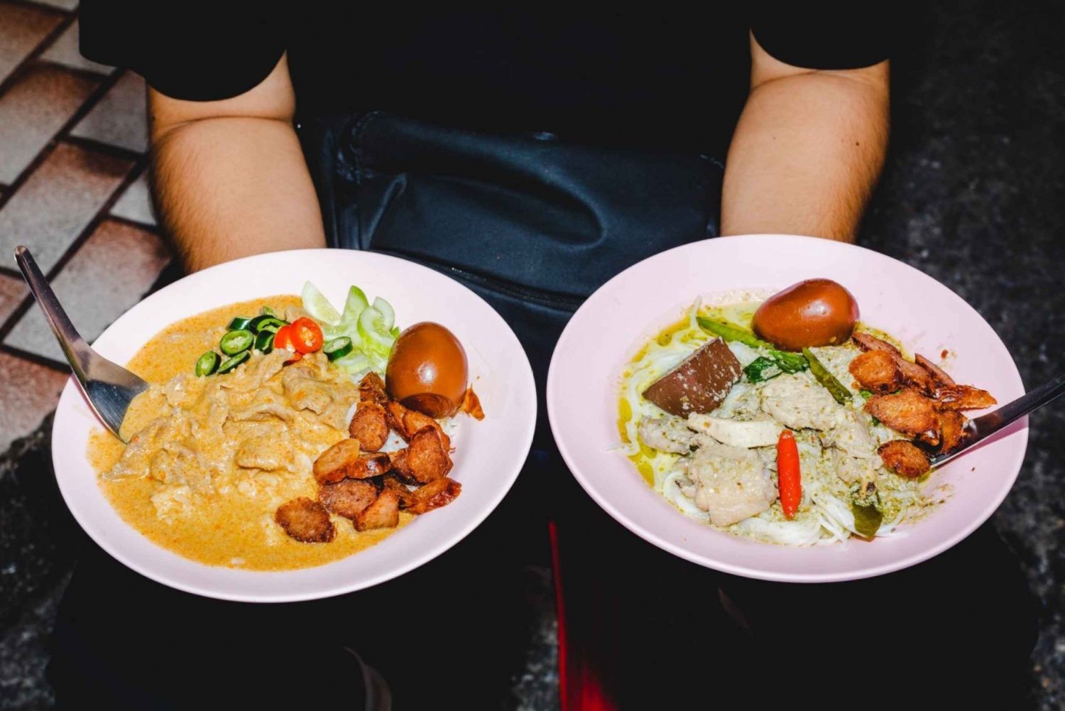 Bangkokissa: Backstreets Food Tour 15+ maistiaisella.