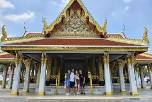 Bangkok: CHOB TUK TUK Ride + Canal Tour + Foods Tasting