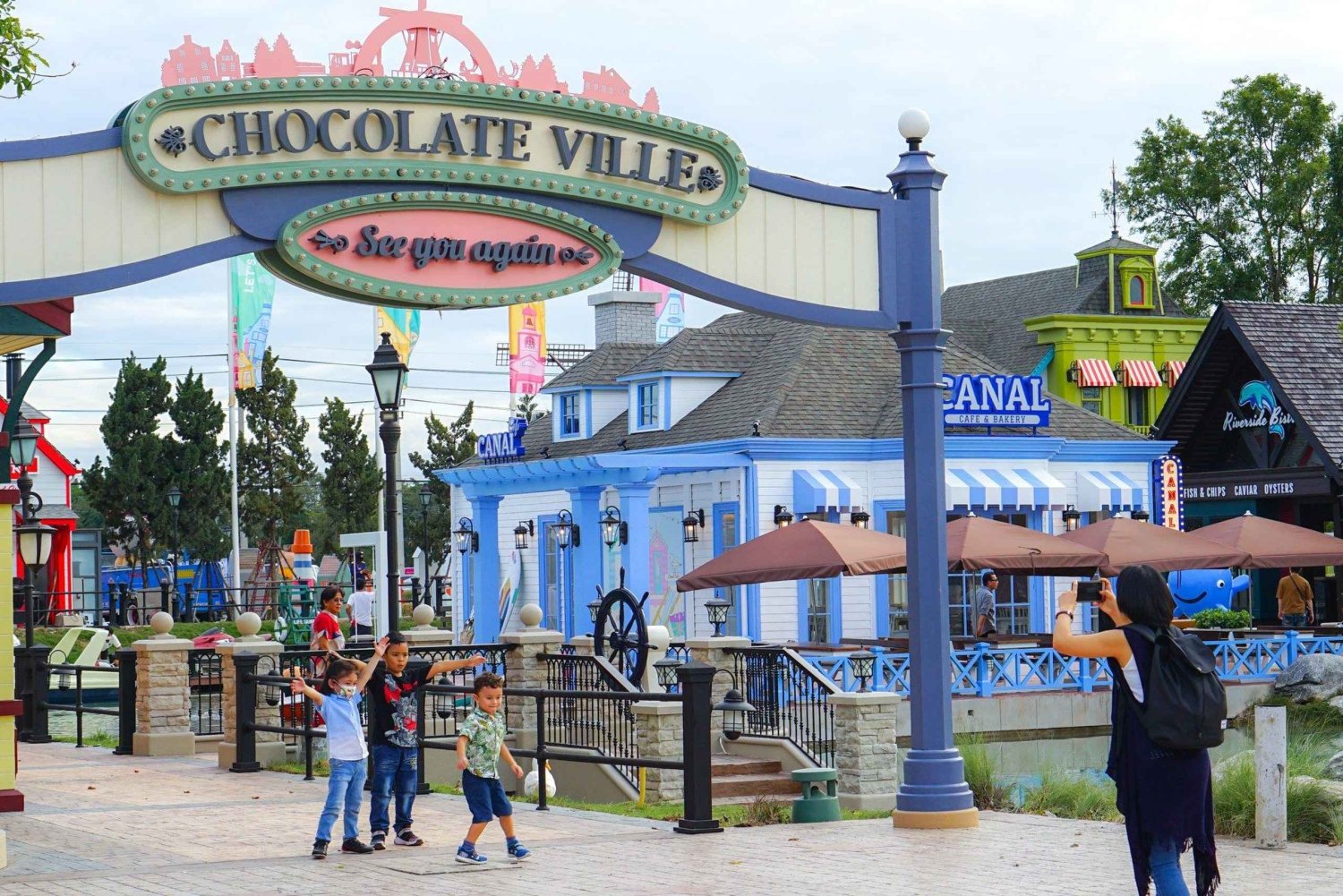 Bangkok: Chocolate Ville Entry with Transfer & Guide