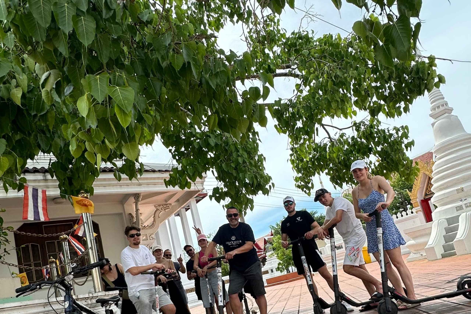 Bangkok: E-Scooter- & Fahrradtour zu den Highlights der Stadt