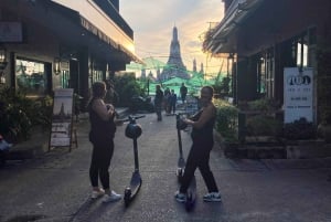 Bangkokissa: City Highlights Electric Scooter Tour
